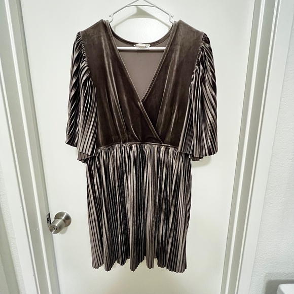 Dresses & Skirts - Love Riche Velvet Pleated Knee Length Dress Butterfly Sleeve Size Large